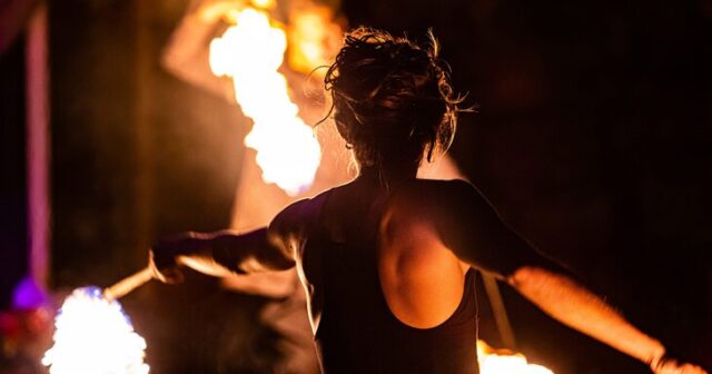 Safari parkında QORXULU ŞOU: Od rəqsi edən qadın YANDI – VİDEO