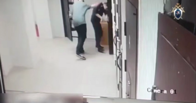 Məhkəmədə SİLAH SƏSLƏRİ: Polislər və məhbus xəstəxanaya YERLƏŞDİRİLDİ – VİDEO