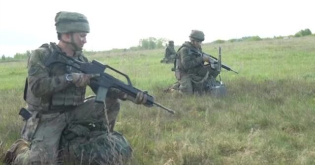 İspan hərbçilərinin təlimində KURYOZ: Zirehli maşın 300 metr yüksəklikdən YERƏ ÇIRPILDI – VİDEO