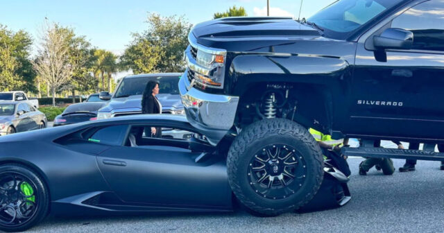 Mayamidə QƏRİBƏ QƏZA: “Chevrolet” “Lamborghini”nin üstündə PARK ETDİ – VİDEO