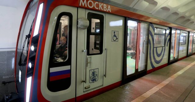 Moskva metrosunda qatar RELSDƏN ÇIXDI: Sərnişinlər TƏXLİYƏ EDİLDİ – VİDEO