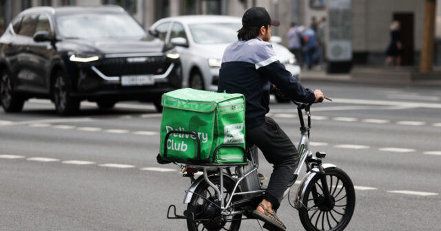 18 yaşlı kuryer QULDURLUQ ETDİ: Qadının qolu QIRILDI – VİDEO