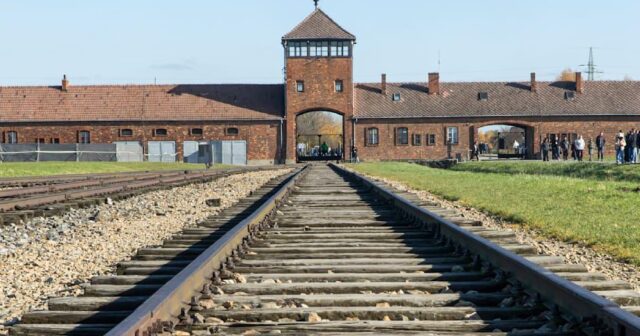 Polisə qeyri-adi “CƏZA”: Nasist düşərgəsini ziyarət etməyə MƏCBUR ETDİLƏR