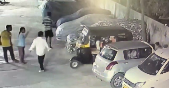 Hindistanda VƏHŞİLİK: Kişi atasına görə 4 yaşlı uşağın başını yerə ÇIRPDI – VİDEO