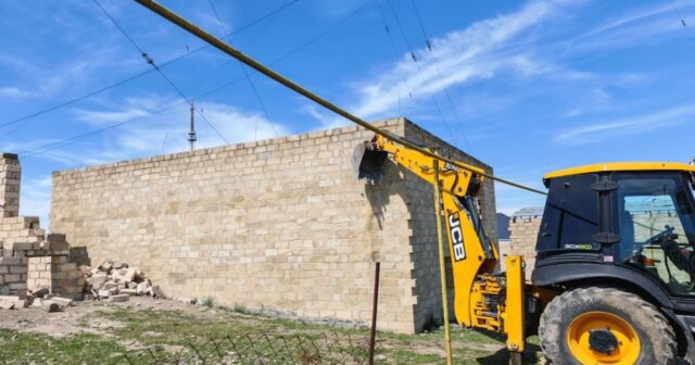 Gəncə və Göygöldə qanunsuz tikililər sökülüb