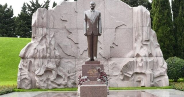 Latviya Prezidenti Ulu Öndər Heydər Əliyevin məzarını ziyarət edib