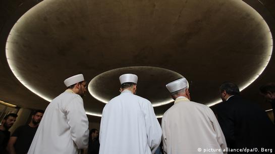 Almaniyada azyaşlılara təcavüz edən türkiyəli imam MƏHKƏMƏ QARŞISINDA