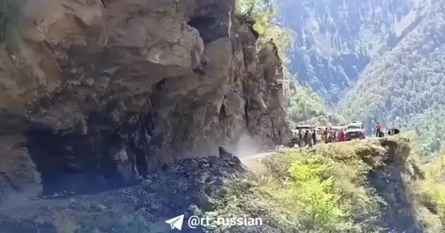 Hindistanda QORXULU ANLAR: Nəhəng qaya parçası YOLA DÜŞDÜ – VİDEO
