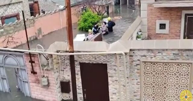 FHN Keşlədə su basmış ərazilərin sakinlərini təxliyə edib