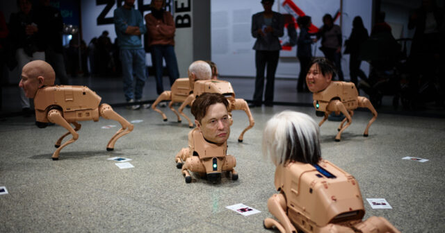 Berlində SƏRGİ: Məşhurların başları quraşdırılmış roboköpəklər nümayiş etdirilir – VİDEO