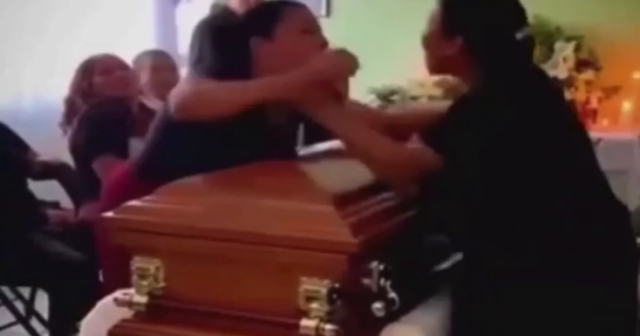 Dəfn mərasimində “SAÇYOLDU”: Ərinin xəyanətini tabutu başında ÖYRƏNDİ – VİDEO