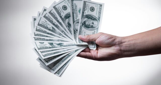 Dələduzların “təsir” OYUNU: 17 yaşlı oğlan 40 min dolları pəncərədən ATDI