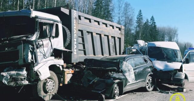 Leninqrad vilayətində ZƏNCİRVARİ QƏZA: 13 nəfər YARALANDI – FOTOLAR