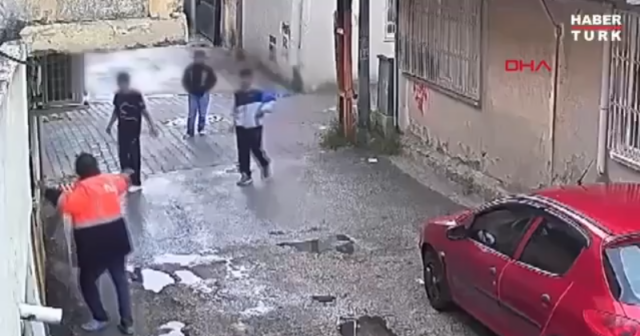 Adanada VƏHŞİLİK: Üç azyaşlı ahıl adamın yolunu kəsib onu DÖYDÜ – VİDEO