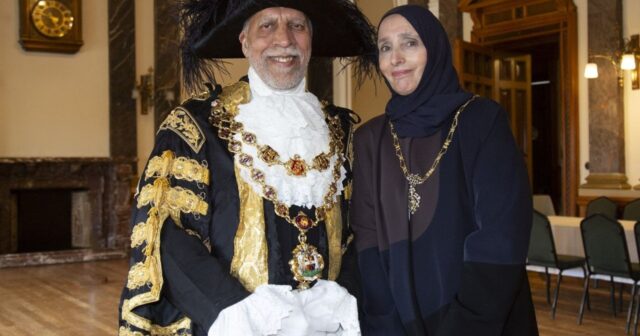 Birmingemin yeni meri ingiliscə and içə BİLMƏDİ: Mərasimdə QƏRİBƏ ANLAR – FOTO/VİDEO