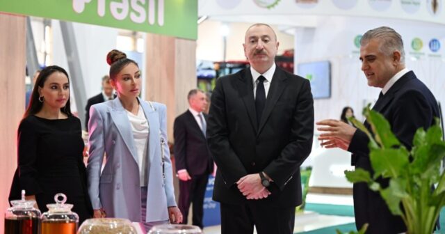 Prezident 19-cu “Caspian Agro Week” və 31-ci “InterFood Azerbaijan” sərgiləri ilə tanış olub