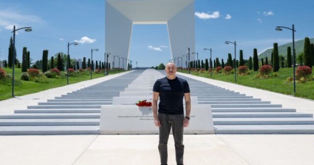 Prezident İlham Əliyev Xankəndi şəhərində Zəfər tağının önünə gül dəstələri düzüb Prezident İlham Əliyev Xankəndi şəhərində Zəfər tağının önünə gül dəstələri düzüb