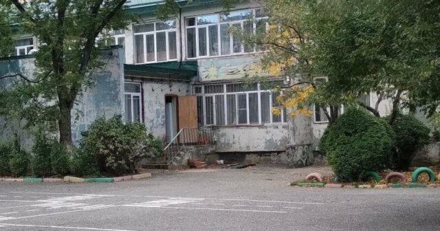 Bağçadakı dəhşətli olayın TƏFƏRRÜATLARI: Qopan barmağı kolqotkada gizlədib valideynlərə VERDİLƏR