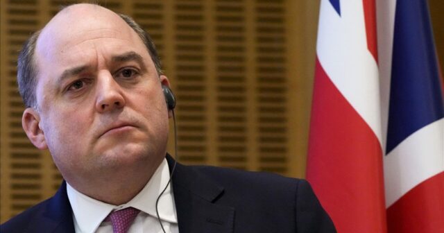 Britaniyanın keçmiş müdafiə naziri AXTARIŞA VERİLDİ – FOTO