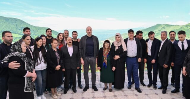 Prezident İlham Əliyev Şuşanın Böyük Qaladərəsi kəndində görülən işlərlə tanış olub, sakinlərlə görüşüb – FOTO Prezident İlham Əliyev Şuşanın Böyük Qaladərəsi kəndində görülən işlərlə tanış olub, sakinlərlə görüşüb – FOTO