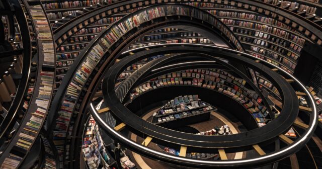 Çində memarlıq nümunəsi: Güzgülü və spiral dizaynlı yeni KİTAB EVİ – VİDEO