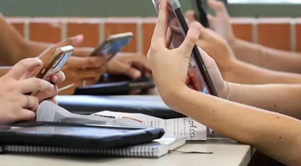 Şagirdlərin dərs vaxtı mobil telefondan və elektron cihazlardan istifadə etməsi qadağan olunub