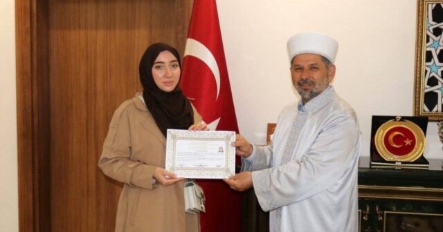 Türkiyədə rusiyalı Valeriya İslamı QƏBUL ETDİ – Müsəlman olan qadın Zəhra adını SEÇDİ
