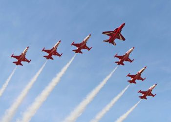 Türkiyə aviasiya tarixində İLK: “HÜRJET” və “Türk Ulduzları”ndan ibarət 10 təyyarəlik MÖHTƏŞƏM ŞOU – VİDEO Türkiyə aviasiya tarixində İLK: “HÜRJET” və “Türk Ulduzları”ndan ibarət 10 təyyarəlik MÖHTƏŞƏM ŞOU – VİDEO