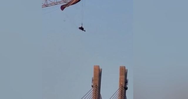 Dörd saat krandan asılı qalan paraşütçü XİLAS EDİLDİ – VİDEO Dörd saat krandan asılı qalan paraşütçü XİLAS EDİLDİ – VİDEO