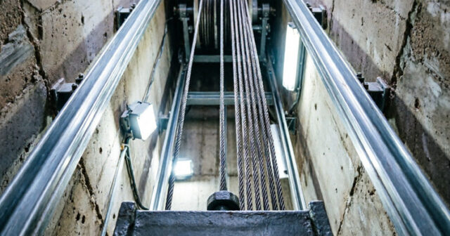 Tikintidə FACİƏVİ ÖLÜM: 40 yaşlı fəhlə 10-cu mərtəbədən lift şaxtasına DÜŞDÜ – FOTO