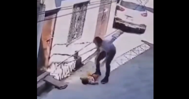 Dəhşətli GÖRÜNTÜLƏR: Kişi sevgilisinin 18 aylıq körpəsini döyərək ÖLDÜRDÜ – VİDEO