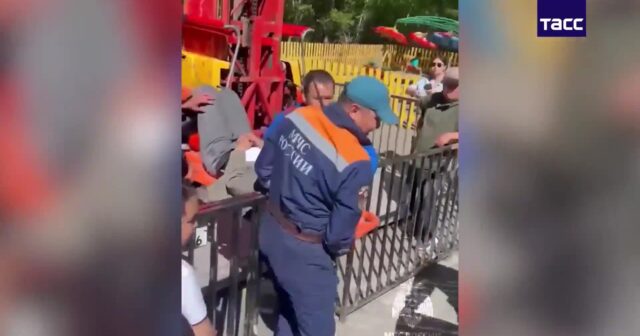 Attraksionda QORXULU ANLAR: İki yeniyetmə kresloda SIXILIB QALDI – VİDEO Attraksionda QORXULU ANLAR: İki yeniyetmə kresloda SIXILIB QALDI – VİDEO