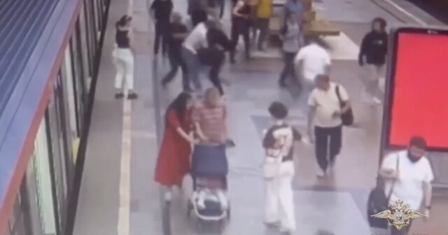 Moskva metrosunda İNSİDENT: Sərnişinləri odlu silahla təhdid edən şəxs SAXLANILDI – VİDEO