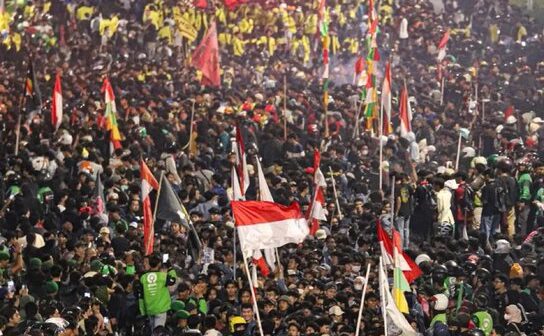 İndoneziyada iqtisadi GƏRGİNLİK: Benzinin bahalaşması ölkəni İFLİC ETDİ