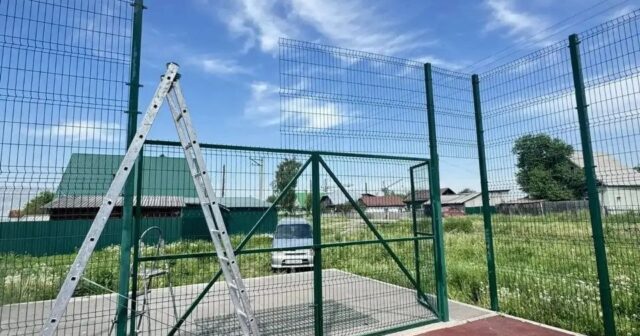 Sevdiyi qıza özünü göstərmək istəyən gənc futbol qapısının altında qalaraq ÖLDÜ – FOTO