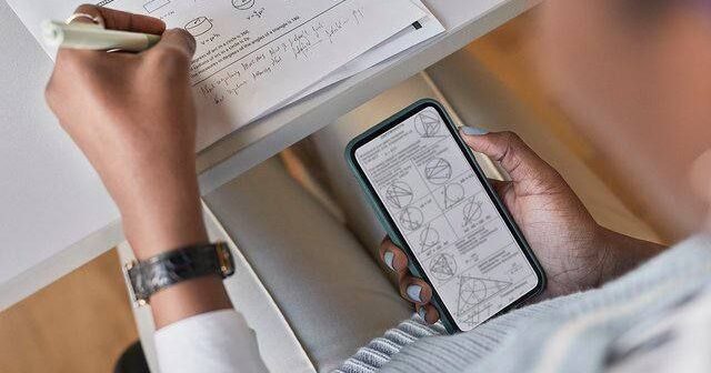 İmtahanda telefon QALMAQALI: İki müəllim barəsində İŞ AÇILDI