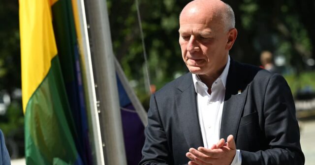Böyük enerji kəsintisi zamanı tennis oynayan Berlin meri İSTEFA VERİR Böyük enerji kəsintisi zamanı tennis oynayan Berlin meri İSTEFA VERİR