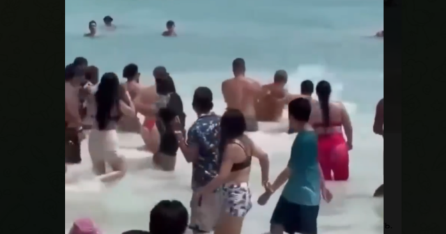 Çimərlikdə qısqanclıq DAVAYA ÇEVRİLDİ: Sevgilisini insanların gözü qarşısında DÖYDÜ – VİDEO Çimərlikdə qısqanclıq DAVAYA ÇEVRİLDİ: Sevgilisini insanların gözü qarşısında DÖYDÜ – VİDEO