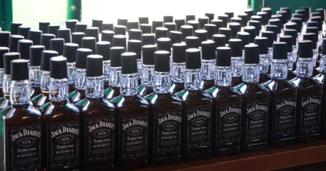 “Jack Daniel’s” adı altında saxta viski istehsal edən şəxslər TUTULDU – FOTO “Jack Daniel’s” adı altında saxta viski istehsal edən şəxslər TUTULDU – FOTO