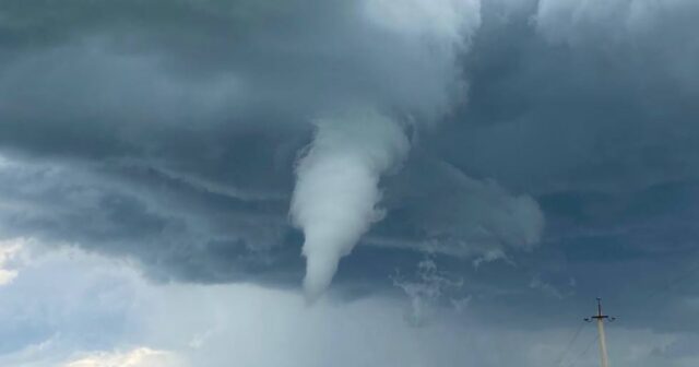 Göydən yerə enən nəhəng BURULĞAN: Tornado yaşayış məntəqəsini DARMADAĞIN ETDİ – FOTO/VİDEO