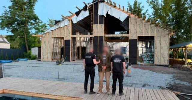 Ukraynada 83 əsgəri özünə hovuzlu kottec tikməyə məcbur edən mayor SAXLANILDI – FOTO