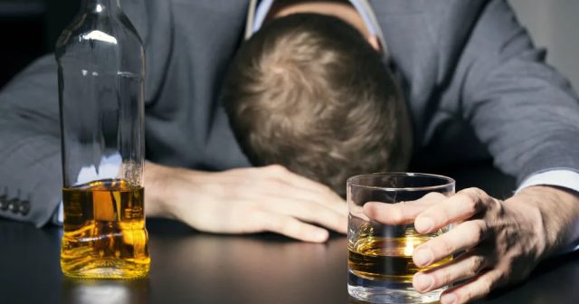 Süni intellektin inanılmaz XƏTASI: Çat-bot gənci hər gün içki içməyə SÜRÜKLƏDİ