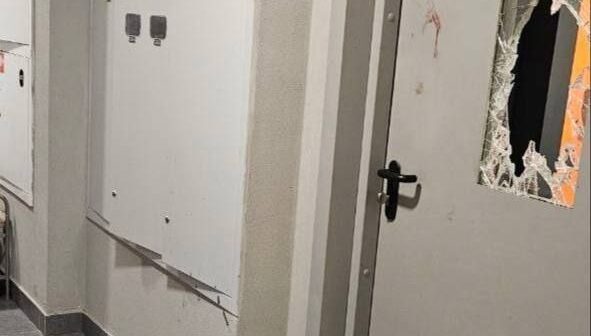 Açarı cibində unudan kişi mənzilinin qapısını SINDIRDI – FOTOLAR Açarı cibində unudan kişi mənzilinin qapısını SINDIRDI – FOTOLAR