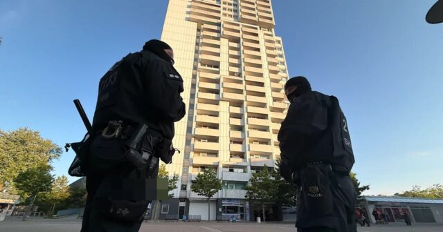 Polis maşınına atılan daşa görə FÖVQALADƏ ƏMƏLİYYAT: Bina mühasirəyə ALINDI Polis maşınına atılan daşa görə FÖVQALADƏ ƏMƏLİYYAT: Bina mühasirəyə ALINDI