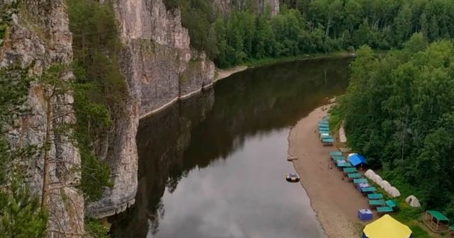 Rusiyada dəhşətli TUFAN: Ağaclar çadırda yatan turistlərin üzərinə AŞDI – VİDEO