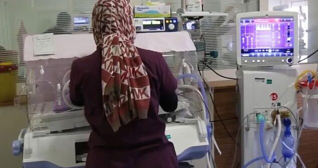 Qadın tibb bacısı formasında yeni doğulmuş körpəni OĞURLAMAQ İSTƏDİ