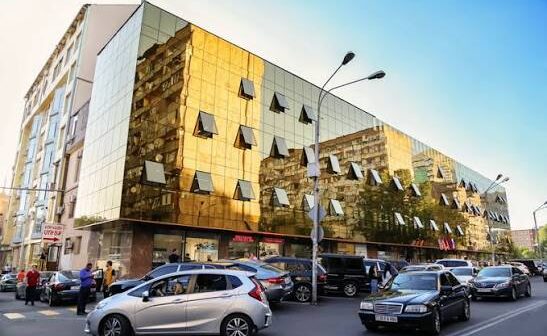 “Ermənisayağı qarət”: “Qızıl dünyası”nın sahibi nazirlikdən 200 min dollar TƏLƏB EDİR