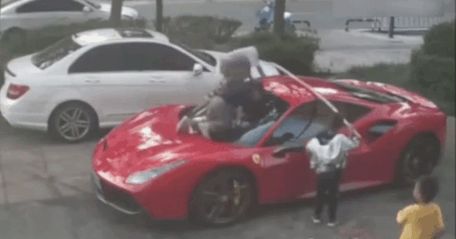 Uşaqlar başqasına məxsus “Ferrari”ni tapdalayıb YARARSIZ HALA SALDILAR – VİDEO Uşaqlar başqasına məxsus “Ferrari”ni tapdalayıb YARARSIZ HALA SALDILAR – VİDEO