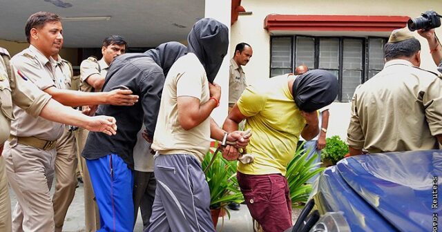 Hindistanda 13 yaşlı qıza təcavüz edən 32 nəfər EDAM EDİLDİ – FOTO Hindistanda 13 yaşlı qıza təcavüz edən 32 nəfər EDAM EDİLDİ – FOTO