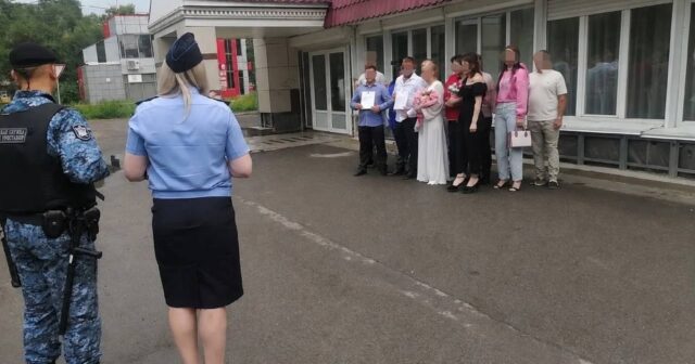 Aliment borcunu ödəməyən bəyi nikah masasından APARDILAR – FOTO Aliment borcunu ödəməyən bəyi nikah masasından APARDILAR – FOTO